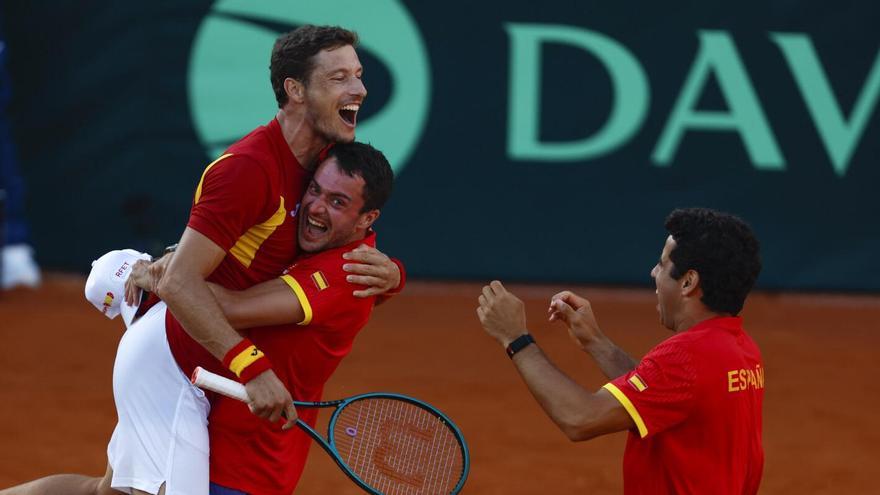 El equipo español celebra la victoria ante Dinamarca, tras el partido de la Copa Davis disputado en el club de tenis Puente Romano en Marbella