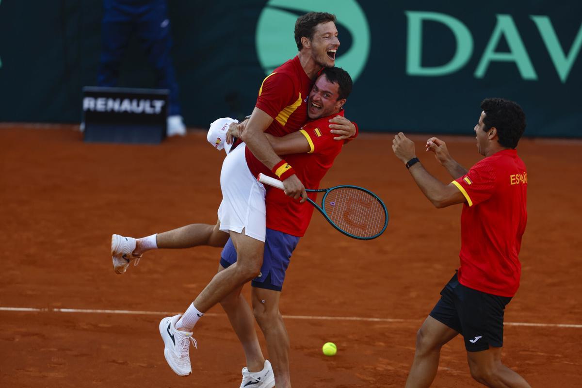 El equipo español celebra la victoria ante Dinamarca, tras el partido de la Copa Davis disputado en el club de tenis Puente Romano en Marbella