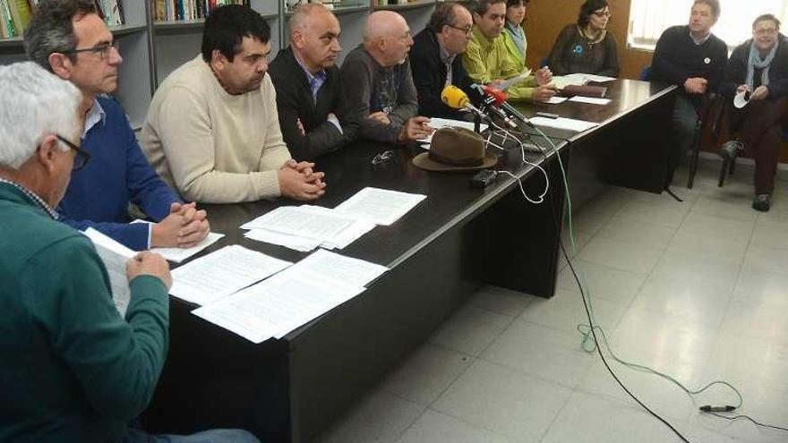 Participantes en la rueda de prensa sobre la sanidad pública. // R. V.