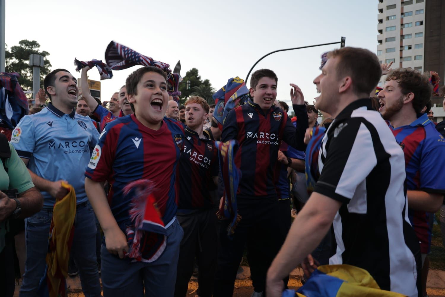 La afición del Levante UD festeja el ascenso en la fuente de Las Cuatro Estaciones
