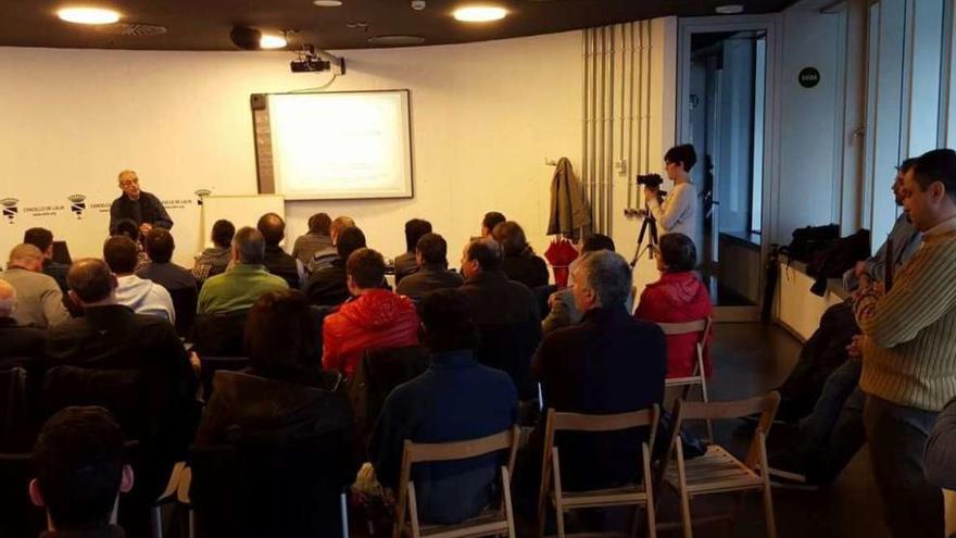 Curso sobre agricultura regenerativa  |  La sala de prensa del consistorio lalinense acogió ayer por una charla sobre agricultura regenerativa. Impartida por un especialista brasileño, en esta jornada tomaron parte más de 60 personas, entre ellas profesionales del sector de la comarca y cooperativas agrarias locales. En la presentación el teniente de alcalde, Nicolás González Casares, puso a Gandeiría O Alle como ejemplo por sus producción de leche cruda. El edil de Gandeiría, José Manuel Hermida, clausuró la sesión.