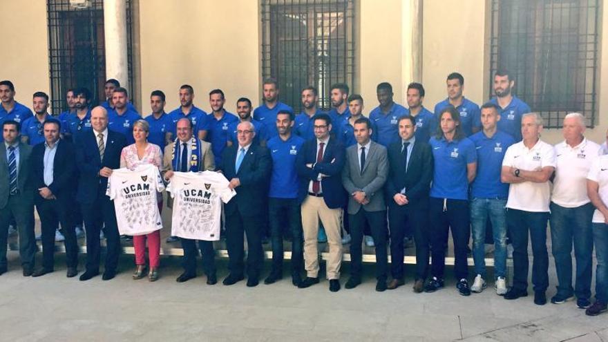Momento de la recepción oficial en San Esteban del equipo UCAM Murcia CF