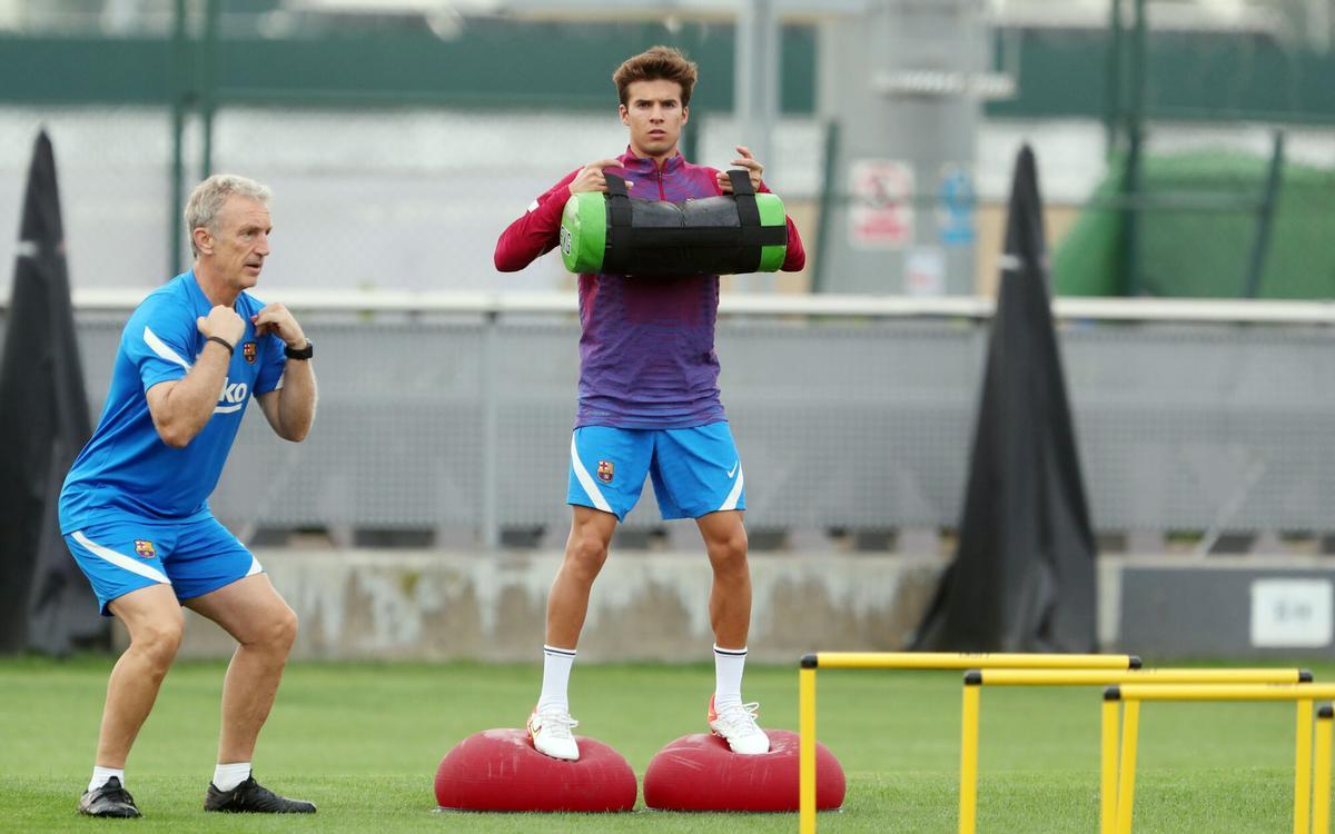 Albert Roca, trabajando con Riqui Puig ejercicios de fuerza