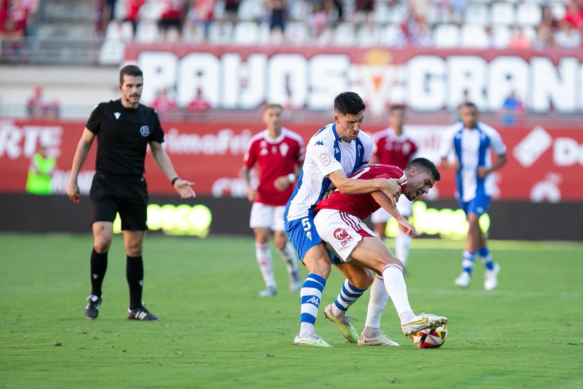 Albisua intenta anticiparse a su par durante el partido contra el Real Murcia.