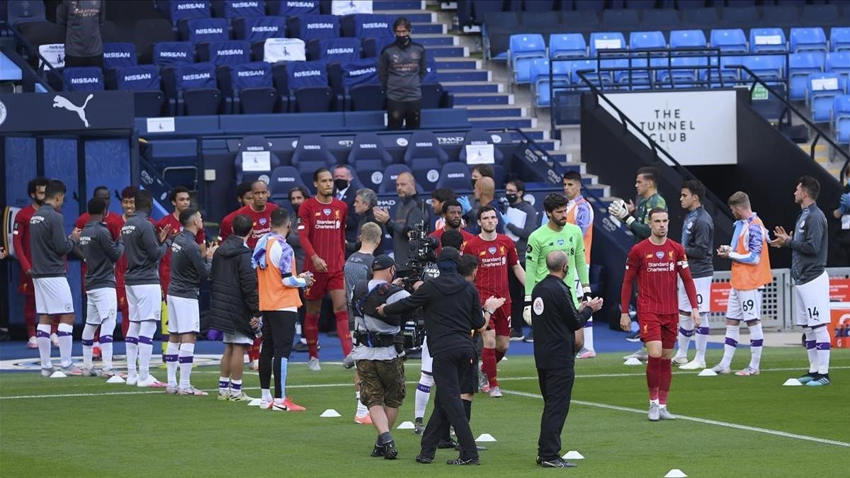 segea53969849 liverpool players walk through a guard of honor from the man200703104235