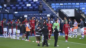 segea53969849 liverpool players walk through a guard of honor from the man200703104235