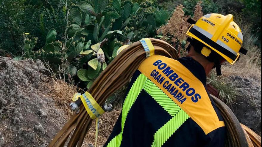 Un bombero del Consorcio de Gran Canaria en las tareas de extinción del gran incendio.