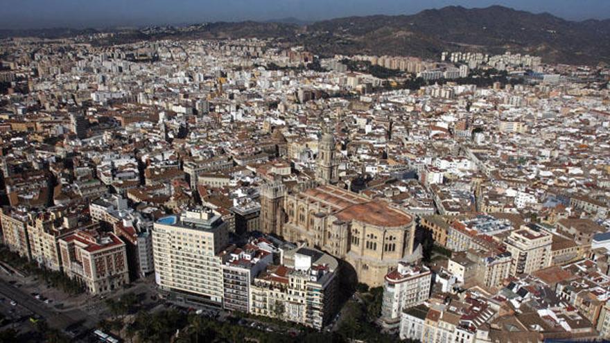 Desde el sur, el Centro se extiende compacto y abigarrado.