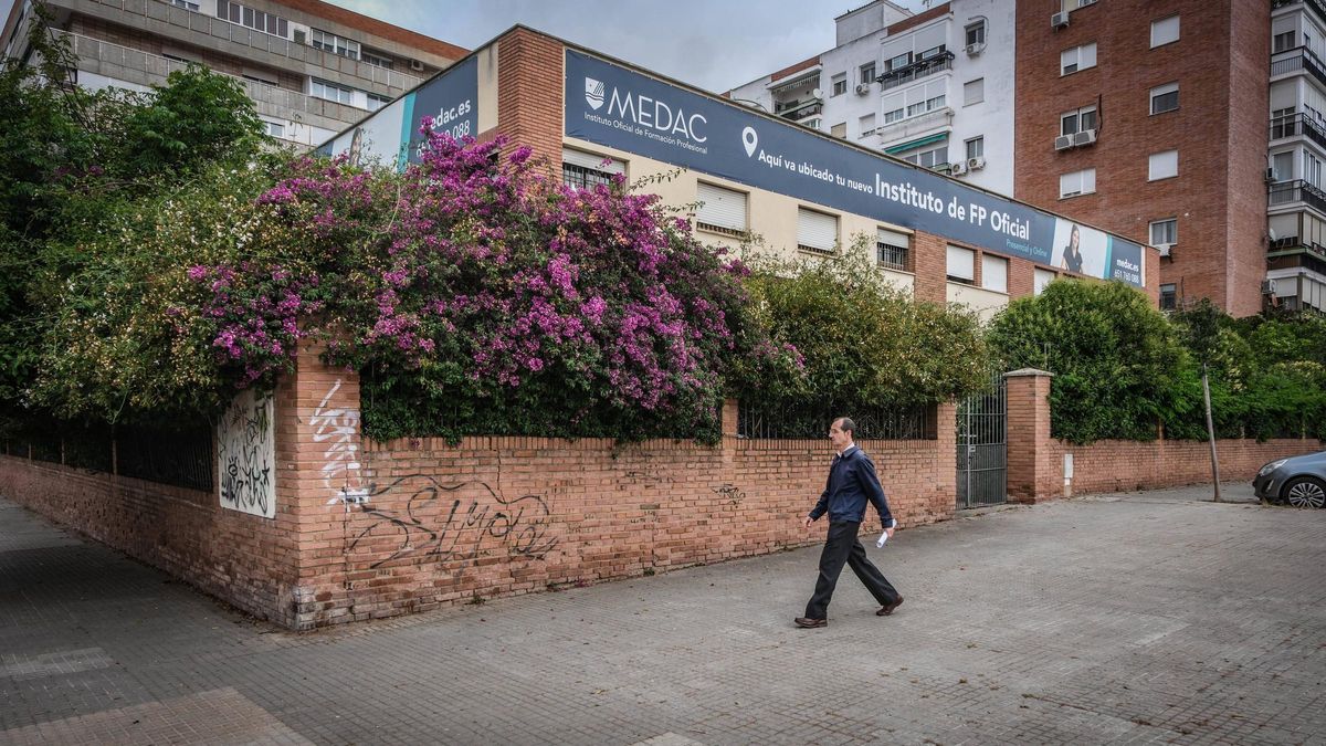 Edificio frente a la parroquia de San José que Fundación CB reformará para su uso como residencia de adultos con discapacidad.