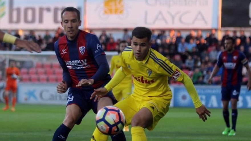 David López, a la izquierda, en un encuentro con la camiseta del Huesca.