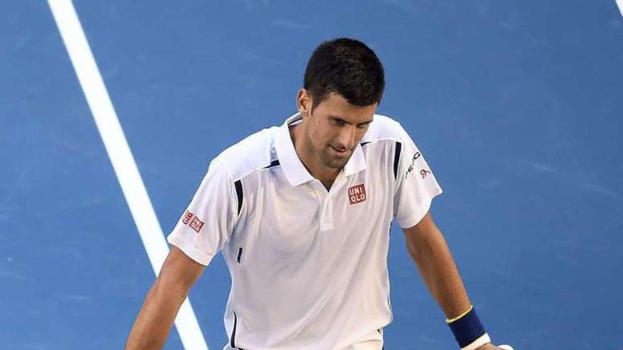 Djokovic, tras conseguir la victoria ante Simon. // Efe