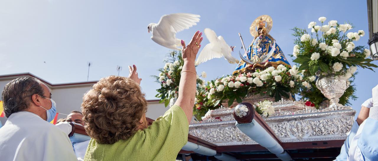 Guadalupe Cortijo da suelta a las palomas en honor a los vecinos fallecidos de Miralrío.