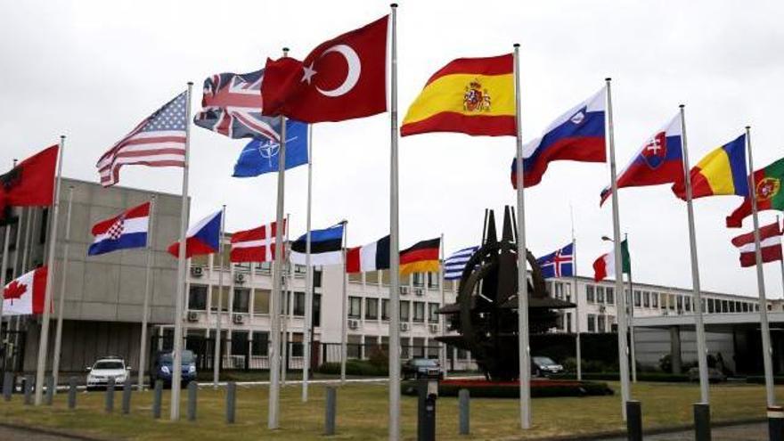 La bandera turca, al centre, a la seu de l&#039;OTAN a Brussel·les