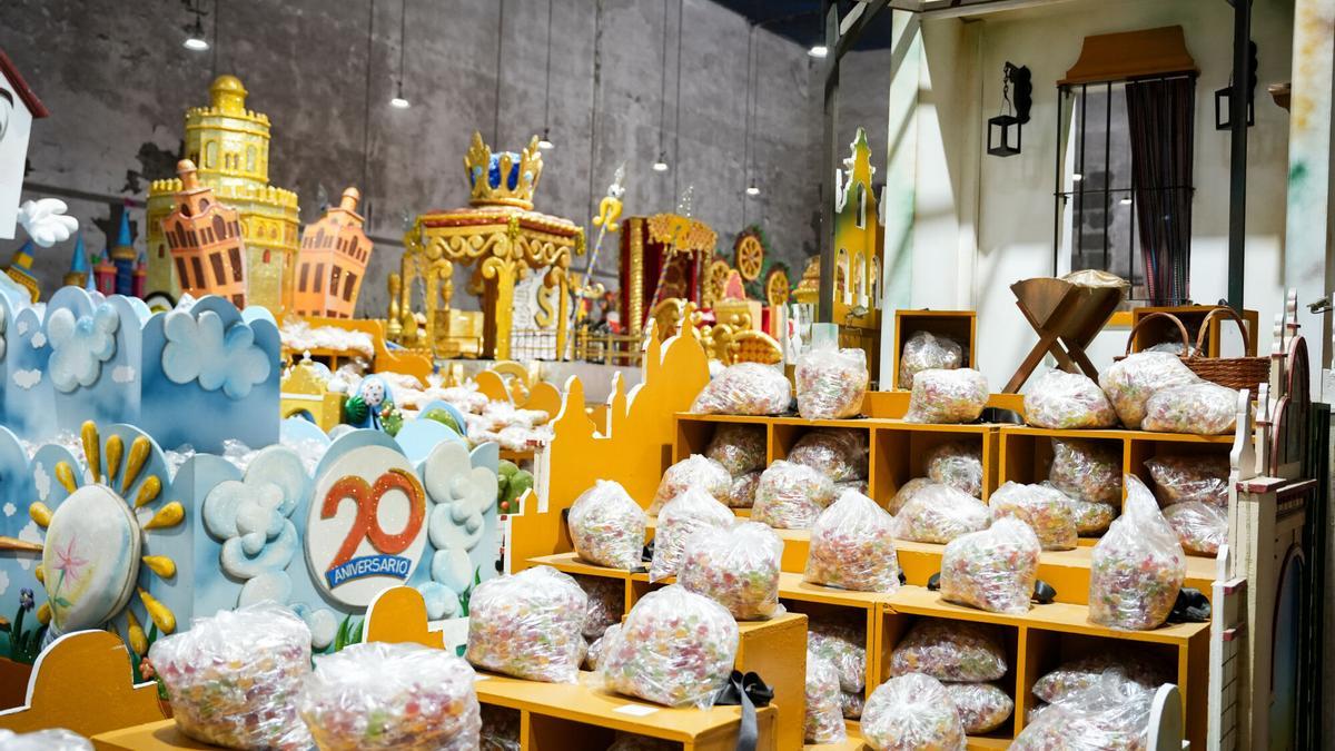 Voluntarios ultiman los preparativos de las carrozas de la Cabalgata de Reyes de Sevilla.