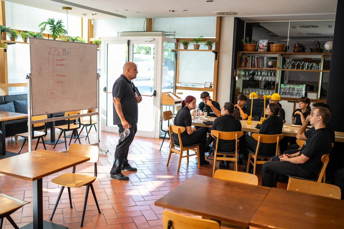 Clase práctica en la escuela de hostelería ESHOB del primer año del Grado Superior en Dirección de Cocina y Dirección de Servicios de Restauración