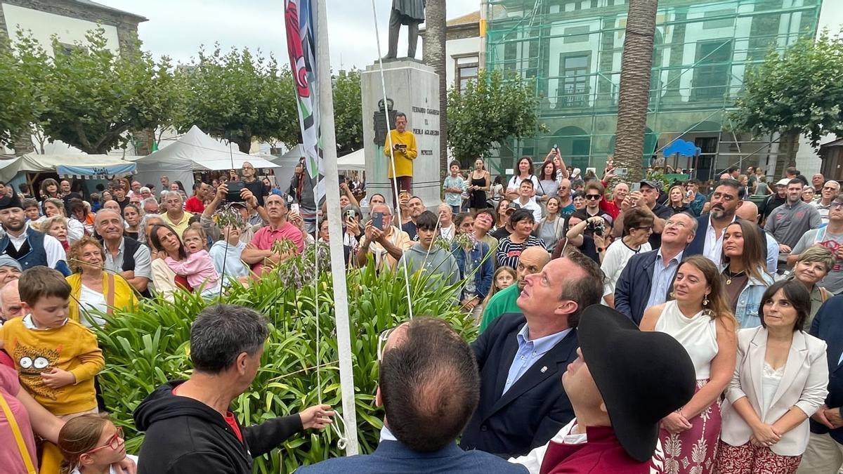 Un momento del izado de la bandera celta, en Tapia.