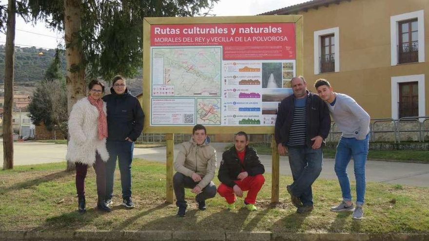 La alcaldesa de Morales de Rey, Elsina Fernández, posa con el equipo de las rutas ante el cartel.