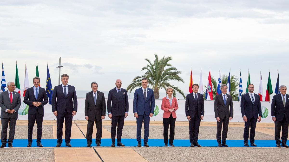 De izquierda a derecha, el primer ministro de Portugal, António Costa; de Grecia, Kyriakos Mitsotakis; de Croacia, Andrej Plenković; el presidente de Chipre, Nikos Anastasiadis; el presidente del Consejo Europeo, Charles Michel; el presidente del Gobierno de España, Pedro Sánchez; la presidenta de la Comisión Europea, Ursula von der Leyen; el presidente francés, Emmanuel Macron; el primer ministro de Eslovenia, Robert Golob; el de Malta, Robert Abela; y ministro de Exteriores italiano, Antonio Tajani