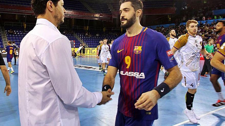 Alberto, izquierda, y Raúl Entrerríos se saludan tras un partido entre el Barcelona y el Nantes.