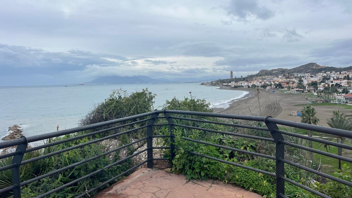 El espacio sugerido para el mirador se encuentra en la zona de acceso al paseo marítimo a través de los túneles que une La Cala del Moral con el Rincón de la Victoria