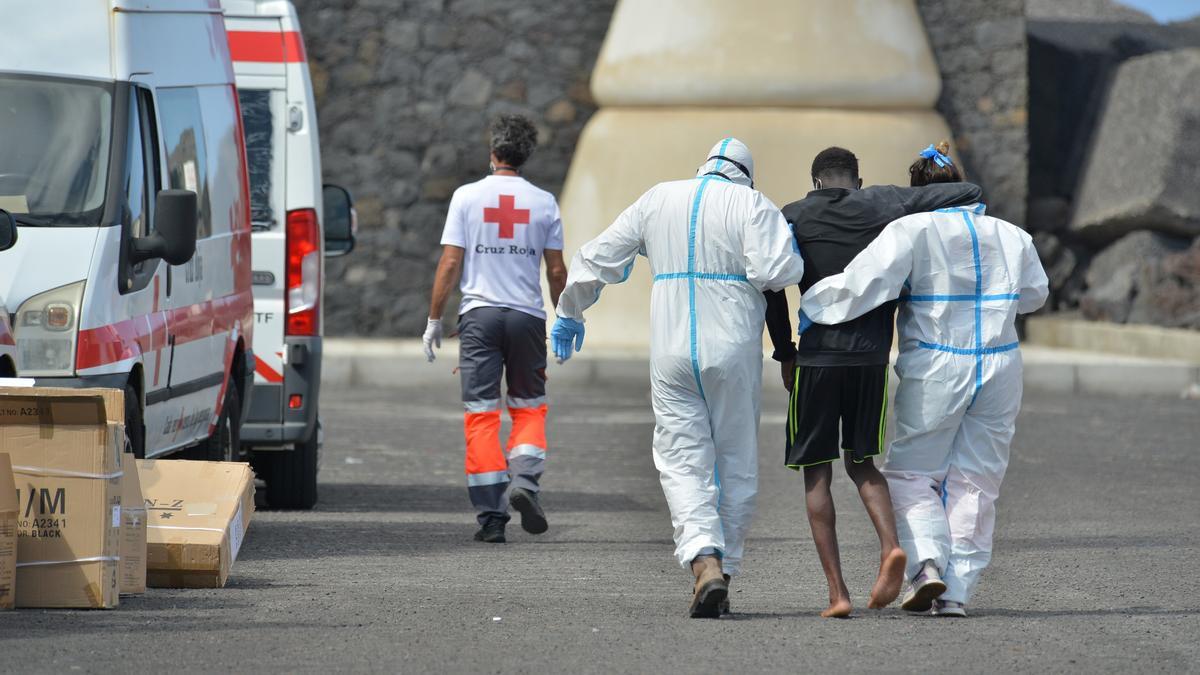 Los sanitarios ayudan a uno de los inmigrantes que llegó este jueves en patera a El Hierro.