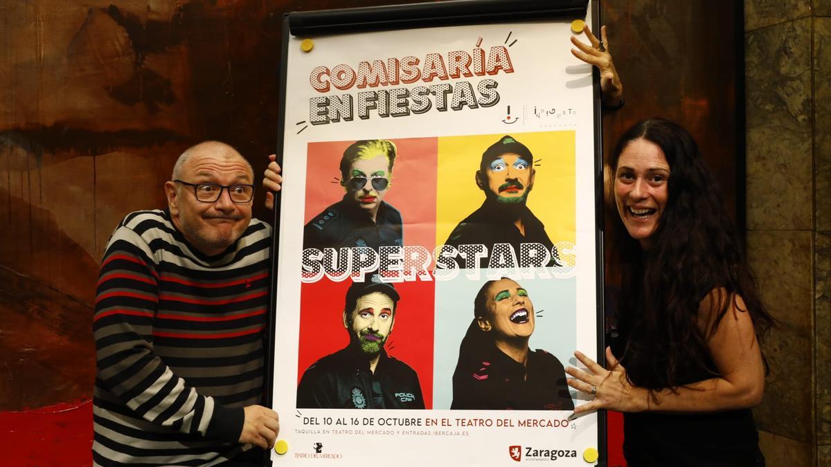Alberto Salvador y Encarni Corrales, con el cartel de la obra, que estará en cartel durante las Fiestas del Pilar.