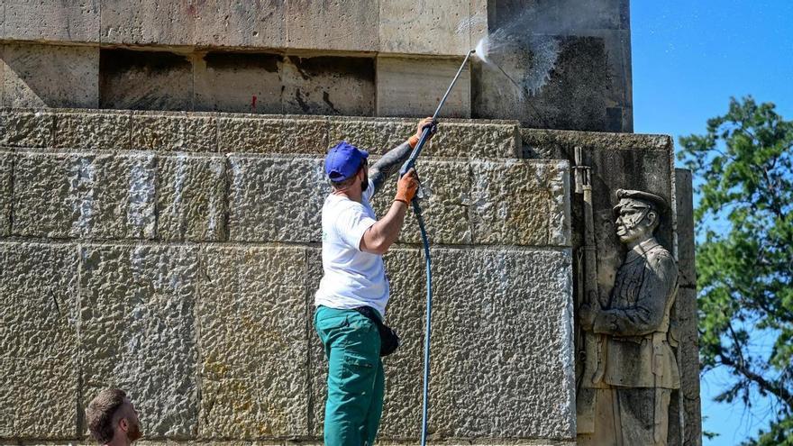 Cort elimina las pintadas antifascistas aparecidas en el monumento de sa Feixina