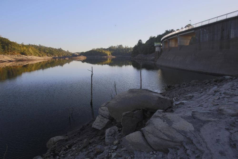 El embalse de Eiras perdió desde julio el 40,5% de su volumen de agua, pero todavía permanece por encima de sus mínimos históricos registrados en 2011.