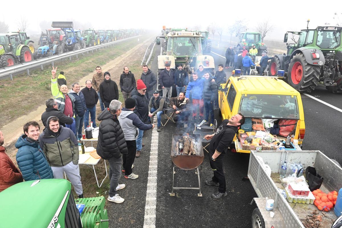 Agricultores catalanes protestan en Fondarella, en el Pla dUrgell (Lleida)