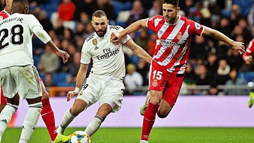 Juanpe cobreix Benzema durant el Reial Madrid-Girona de Copa d&#039;aquesta temporada.