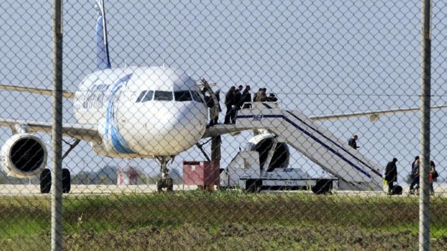 Liberados la mayor parte de los pasajeros del avión de Egypt Air secuestrado