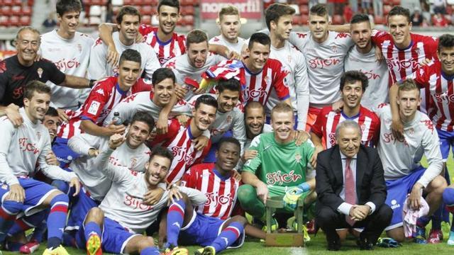 La plantilla del Sporting, con el Trofeo Villa de Gijón en 2014. |