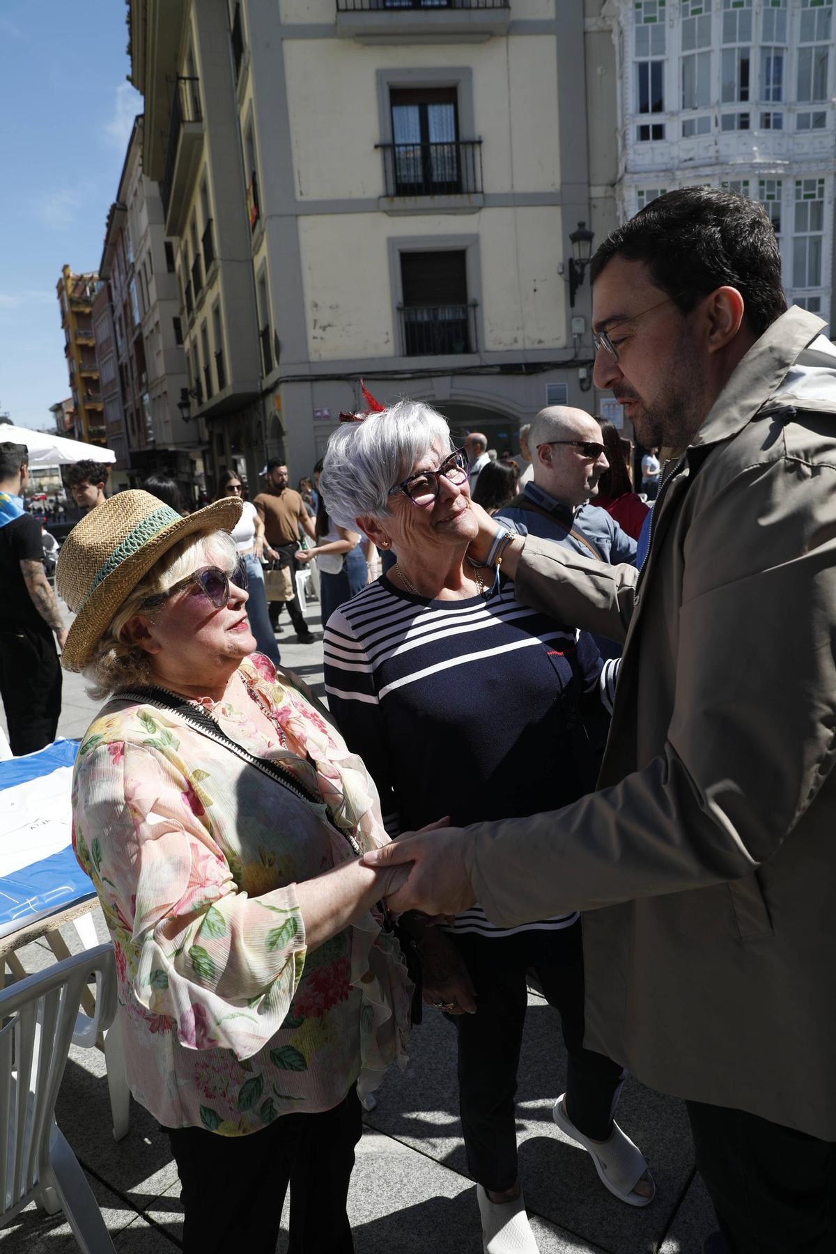 EN IMÁGENES: El presidente Adrián Barbón se da un baño de masas en la Comida en la Calle de Avilés