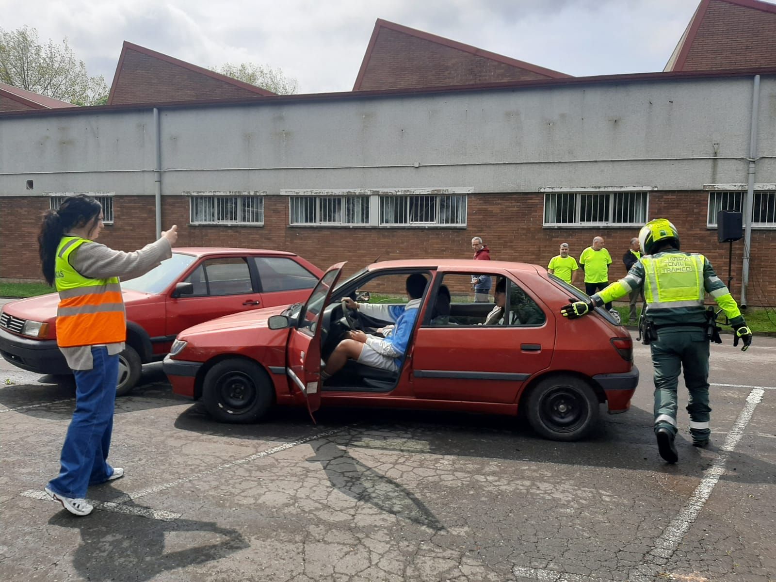 El IES de Noreña se examina de Emergencias: así ha sido el simulacro de accidente celebrado en el centro