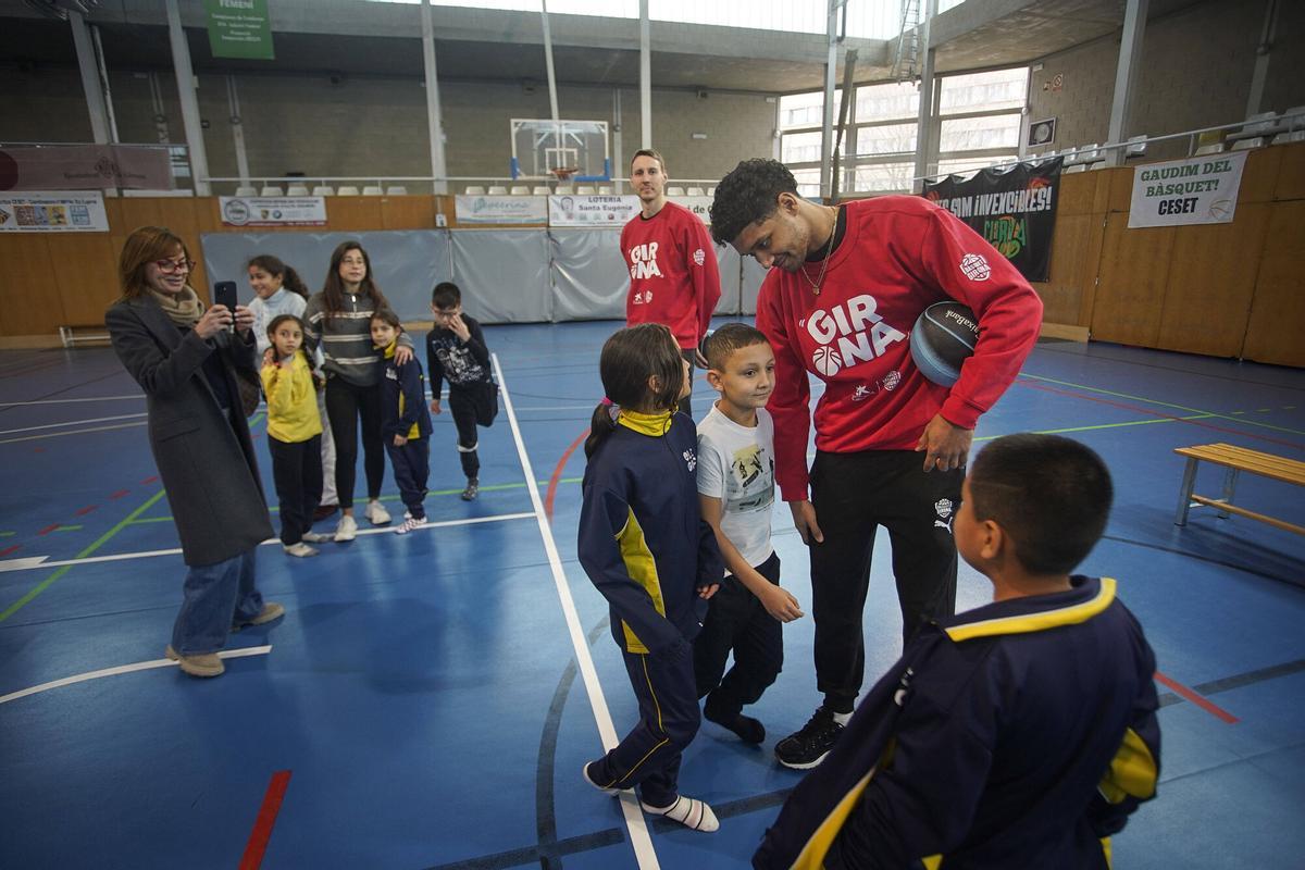 Girona pavello santa eugènia alumnes Escola Santa Eugènia de Girona trobada amb jugadors del Bàsquet Girona