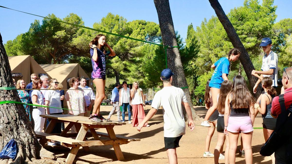 El campamento de la Victòria, durante una pasada visita de la presidenta Prohens (izquierda).