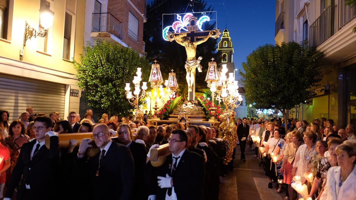 Imagen de una de las procesiones de los Santos Patronos, en las Fiestas Mayores de Elda.