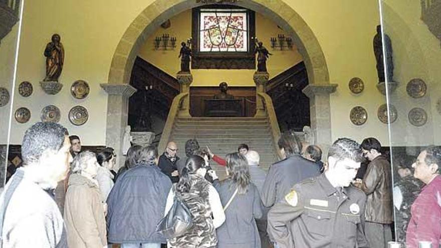 Visitantes entran no pazo na primeira apertura do inmoble ao público.