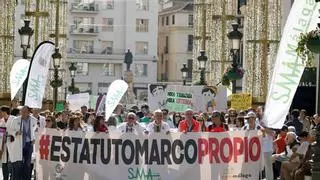 Cerca de un millar de médicos de Málaga alzan la voz en calle Larios:  “No puedo seguir trabajando sin dormir”