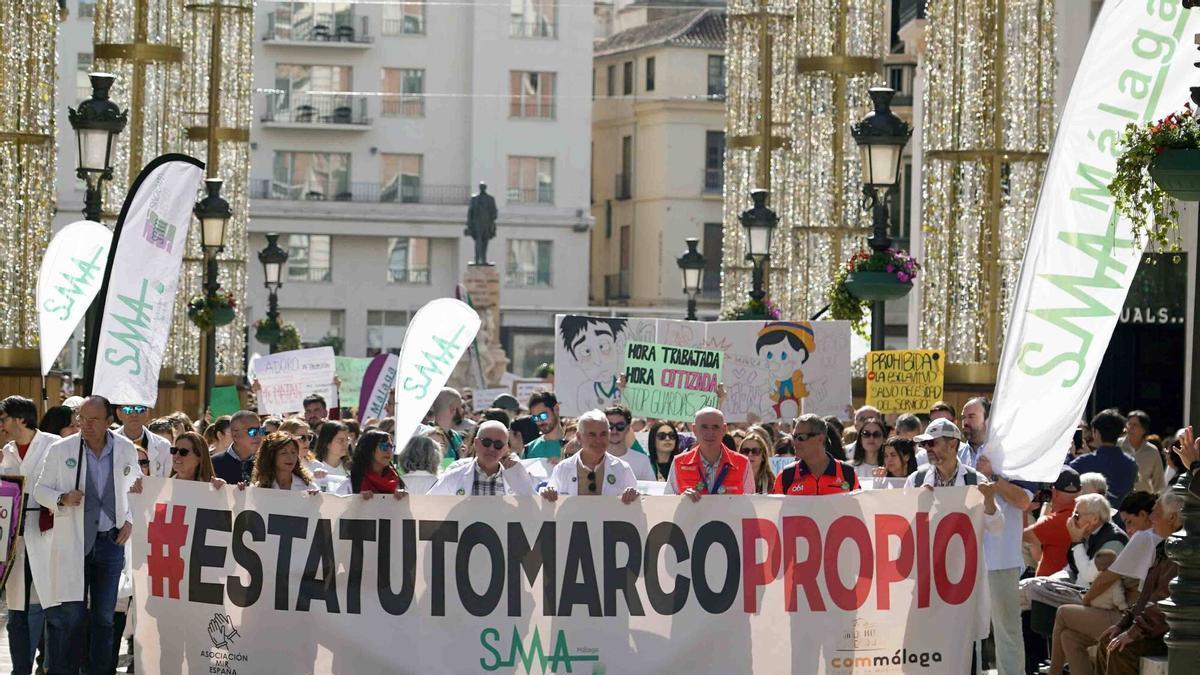Más de medio millar de médicos de Málaga marchan por calle Larios en una nueva jornada de huelga