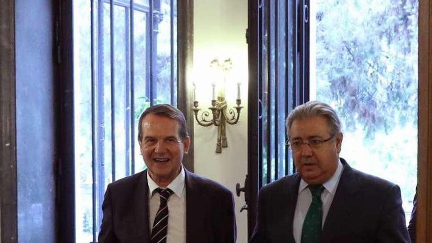 Caballero y Juan Ignacio Zoido, ayer, en Madrid. // Efe