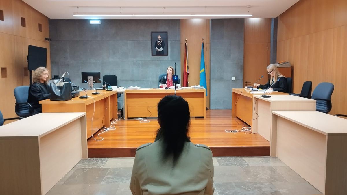 La acusada durante el juicio.