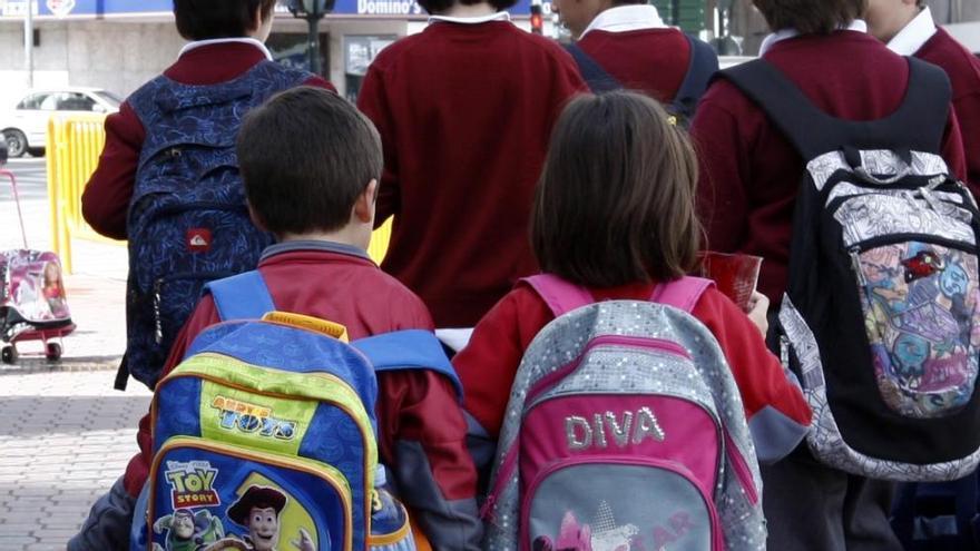 Dos niños camino del colegio