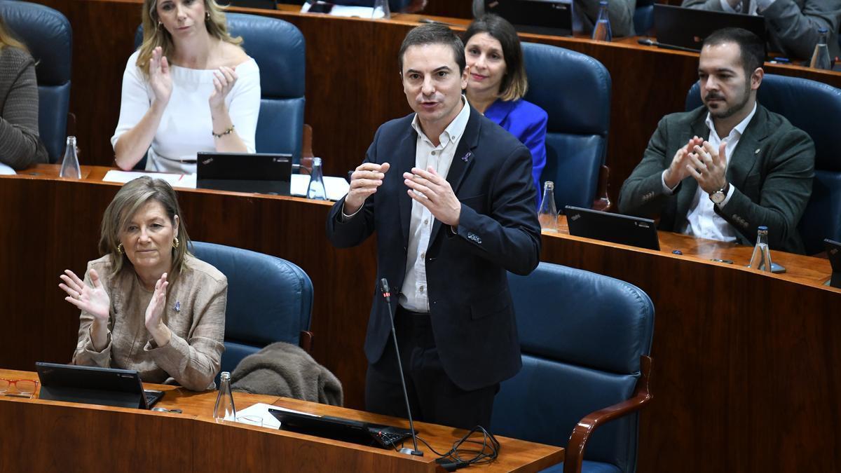 El portavoz del PSOE en la Asamblea, Juan Lobato, interviene durante un pleno en la Asamblea de Madrid, a 21 de noviembre de 2024, en Madrid (España).