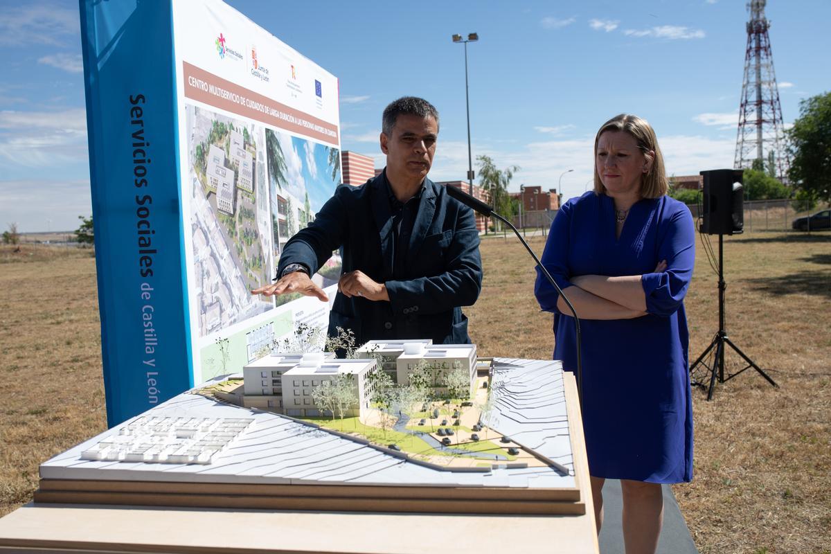 La consejera de Familia y el arquitecto, Ramón Torrents i Pairó, con la maqueta de la residencia