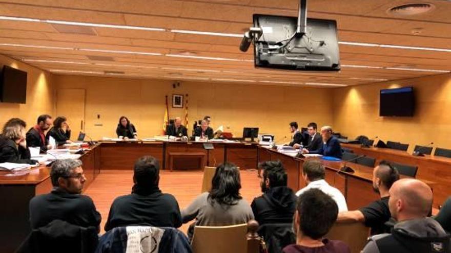 Els set encausats, durant la segona sessió del judici a l&#039;Audiència de Girona.