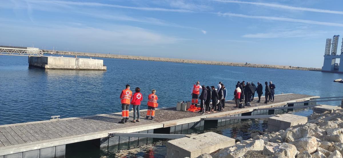 Cruz Roja atiende a los inmigrantes rescatados en Alicante.