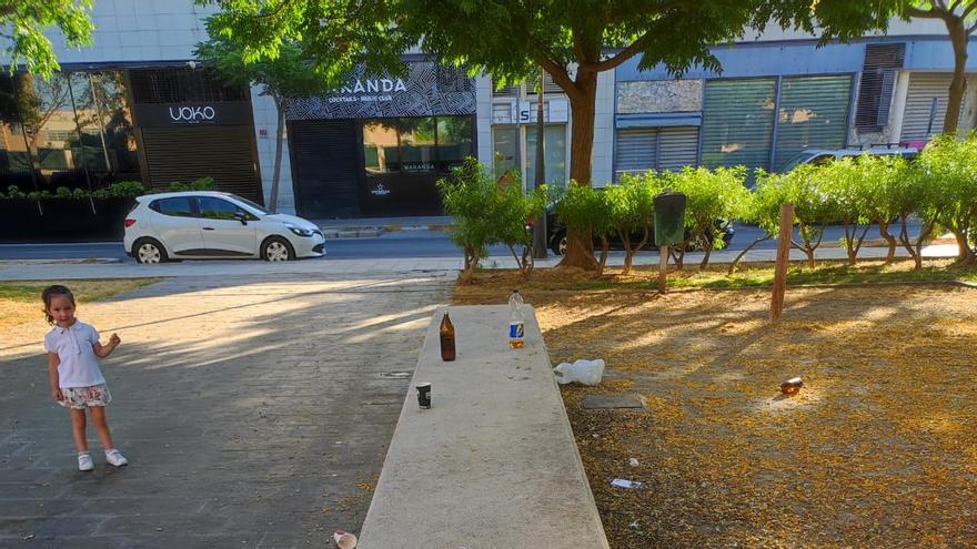 Restos de botellón en el parque de la avenida de Vicente Savall.