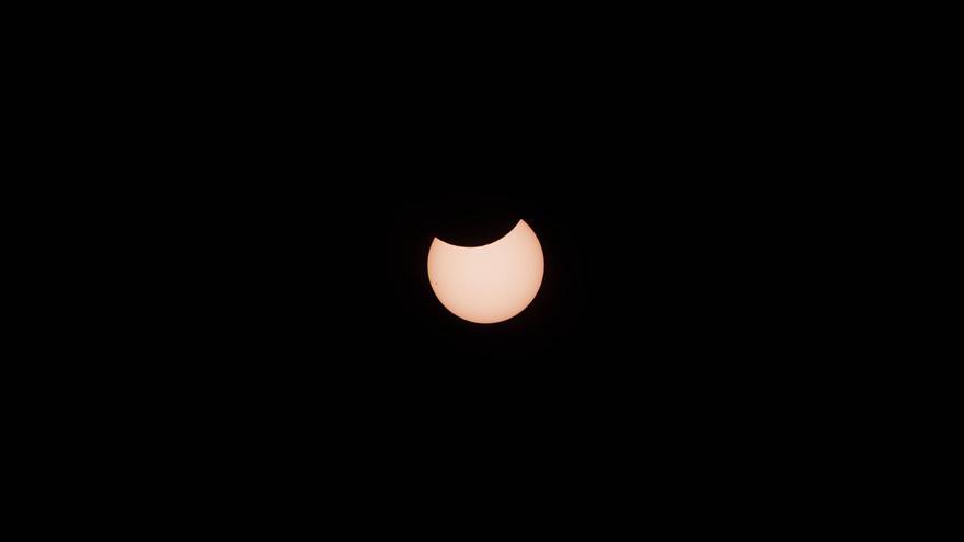 Cientos de personas siguen el eclipse solar desde el Teide