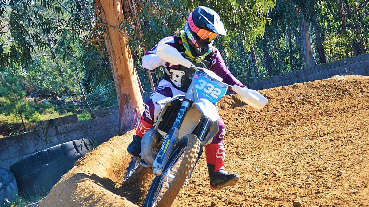 Alba Fernández, en un entrenamiento en el circuito de Sx Abelleira, antes de la operación. |  // MAC ALONSO